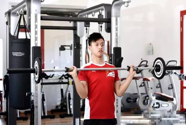 九游app：不惧欧美高手“围剿”这位来自中国的18岁大男孩刮起一阵阵中国旋风(图8)