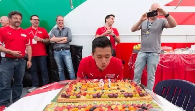 九游app：不惧欧美高手“围剿”这位来自中国的18岁大男孩刮起一阵阵中国旋风(图11)