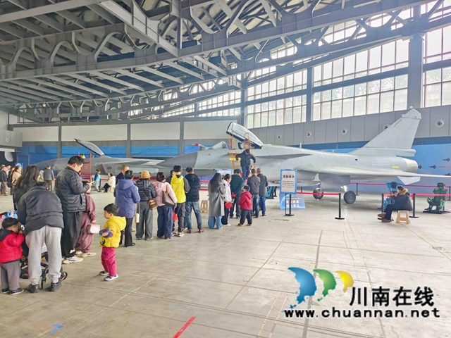 航空展翼聚人气 白酒飘香引客来——评2026四川白酒产业园区航空航天展促消费场景活动(图2)