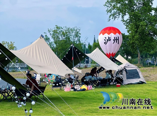 航空展翼聚人气 白酒飘香引客来——评2026四川白酒产业园区航空航天展促消费场景活动(图4)