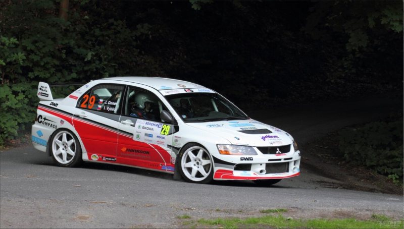 重塑经典：Venuum V40将SF90 Stradale打造成现代F40令人惊艳的赛车风格(图1)