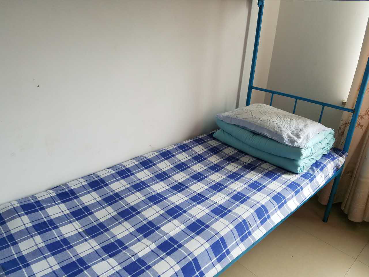 学校宿舍床的优点有哪些？-公寓床上下铺铁床学生宿舍床员工铁架床双层铁床厂家光彩家具官网(图1)