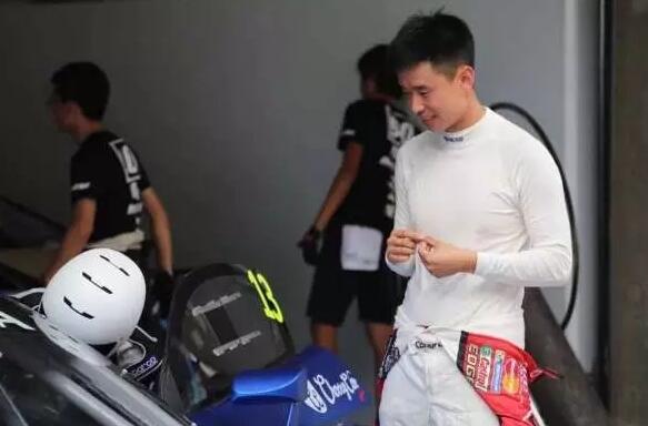 赛车手是职业选手他服务于赛车俱乐部。问题来了：合法童工吗？(图1)